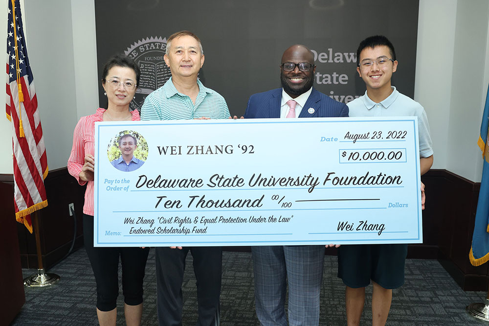 Alumnus Zhang Wei establishes endowed scholarship for Pre-Law